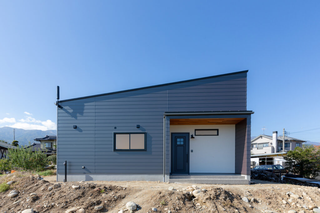 素材感が際建つ　スタイリッシュヴィンテージな家