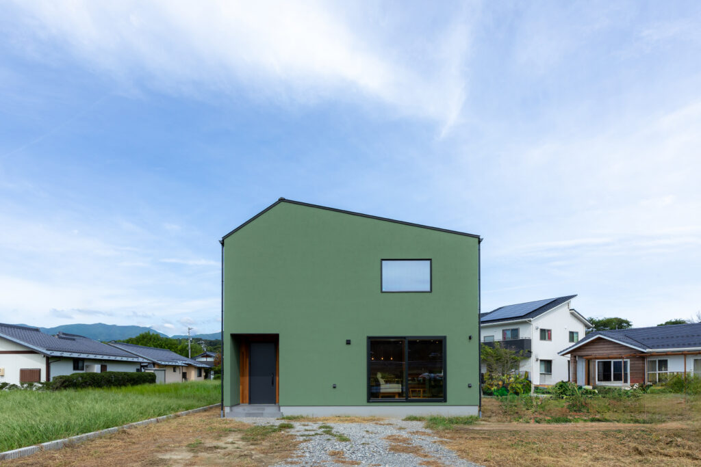 深緑が印象的な外壁