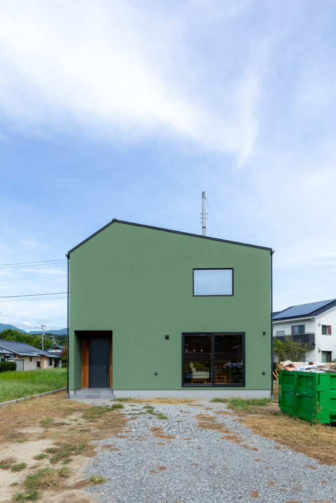 個性を彩る深みのある外壁色