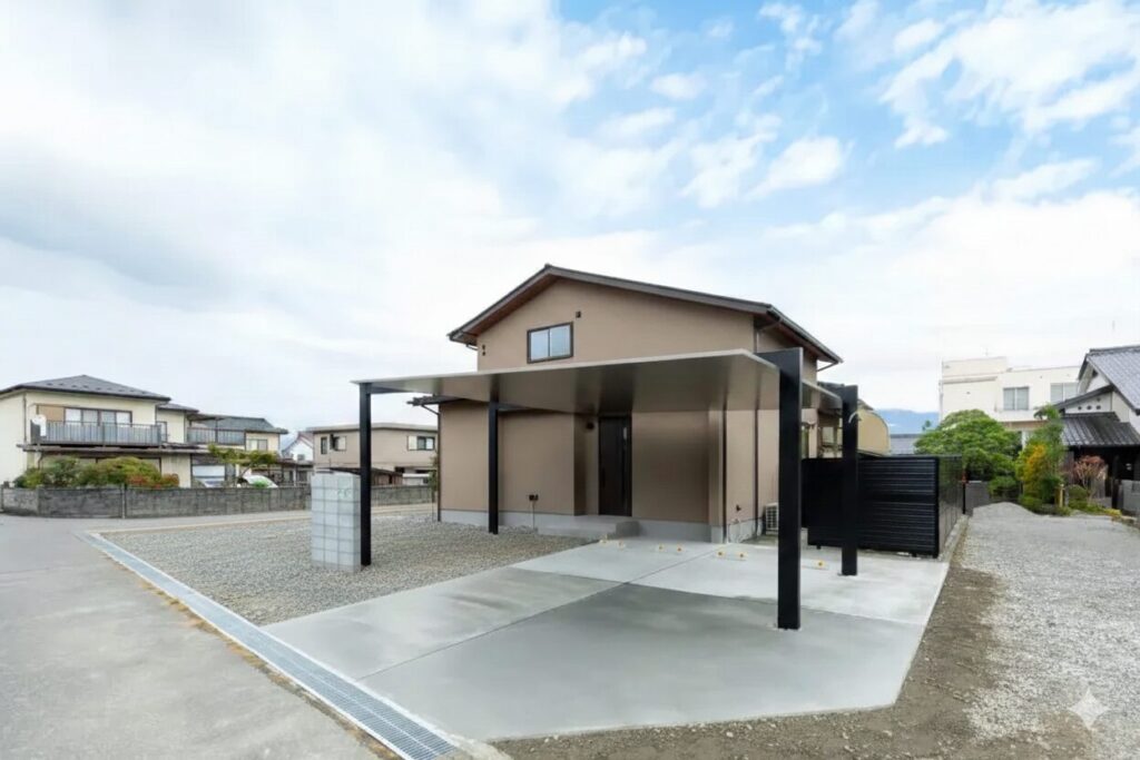 落ち着いた色味の塗り壁で和を意識